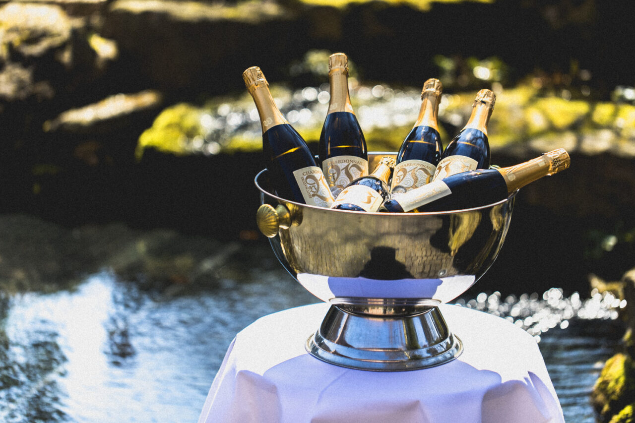 Sektflaschen stehen in einem Eiskübel