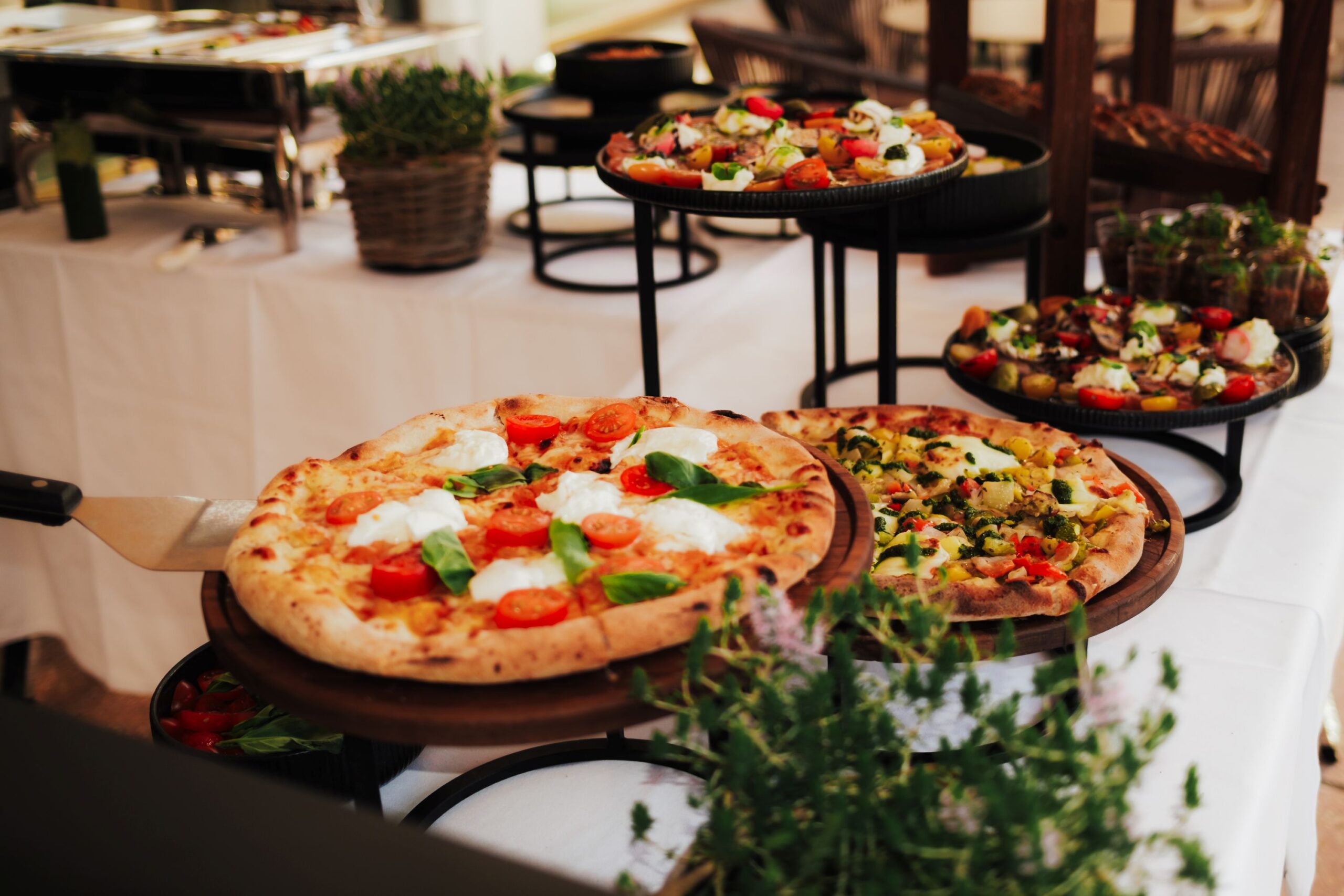 Pizza steht auf einem Buffet